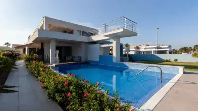 Chalet en venta en Calle Delfín