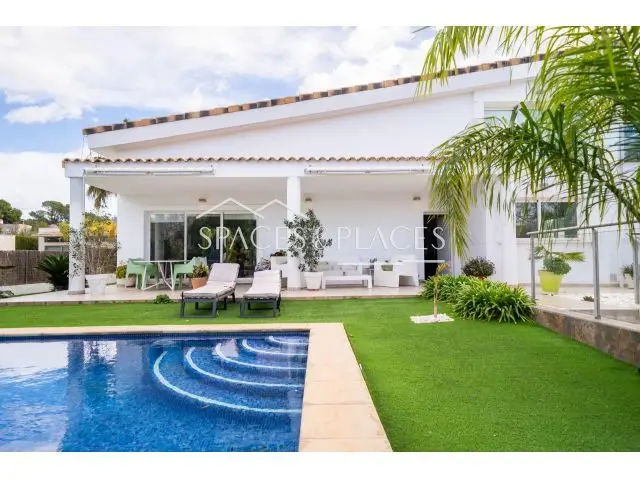 Casa en Venta en Bétera con Piscina y 4 Habitaciones