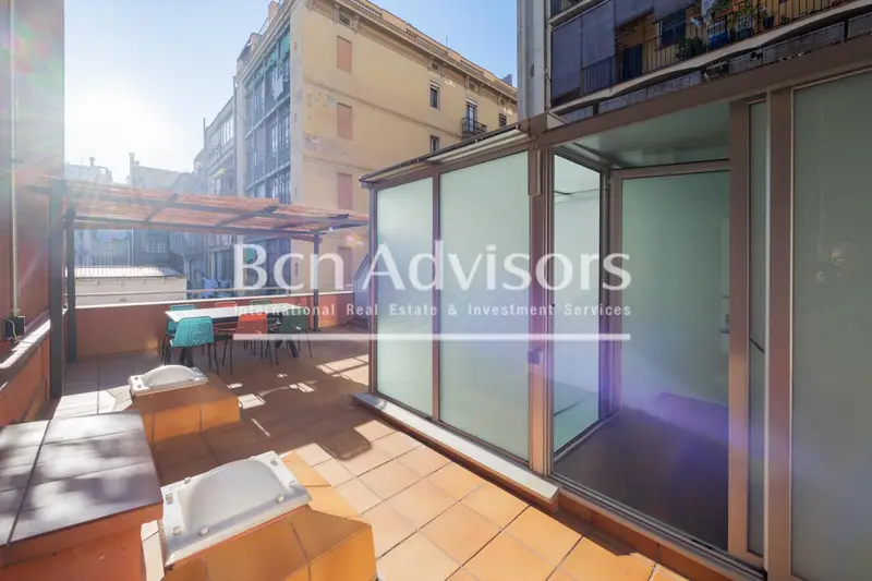Casa Urbana Reformada en Eixample con Patio Terraza y Parking