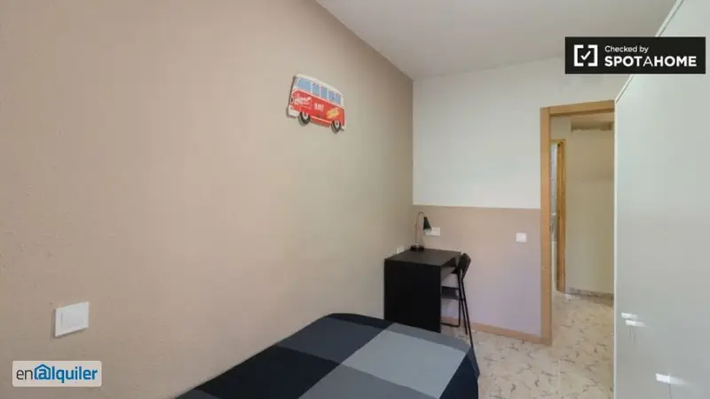 Se alquila habitación en piso de 4 dormitorios en Barcelona