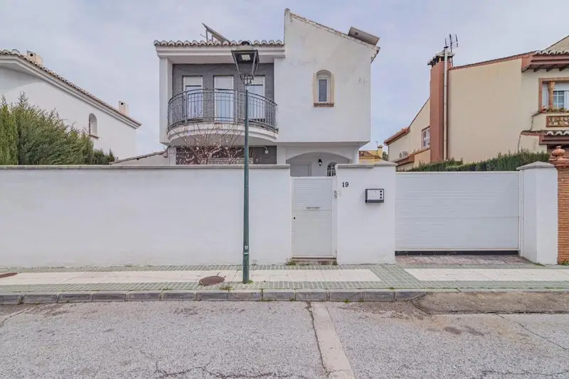 Chalet Independiente en Albolote con Aerotermia y Placas Solares