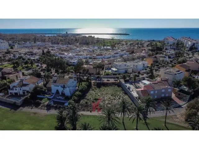 Parcela en Almerimar Centro junto Campo de Golf