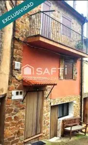 Casa acogedora totalmente reformada en un paraje idílico. Planta baja y dos pisos con tres habitaciones, baño completo y terraza en el ático.