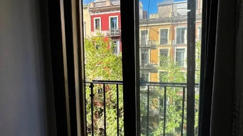 Piso en venta en Barcelona: 3 habitaciones, terraza, reforma integral