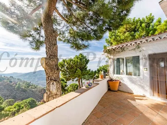 Villa 4 Dormitorios en Venta - Propiedad Campestre