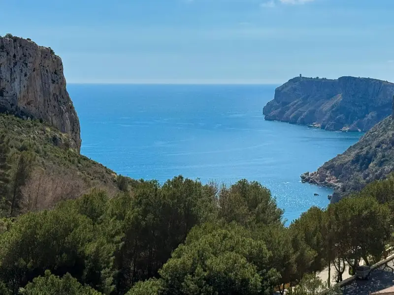 Chalet en Cumbre del Sol con Vistas al Mar