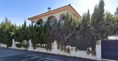 Chalet Independiente en Gójar con Piscina y Jardín para Inversores