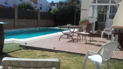 Chalet en venta con piscina y jardin grande ideal para familias