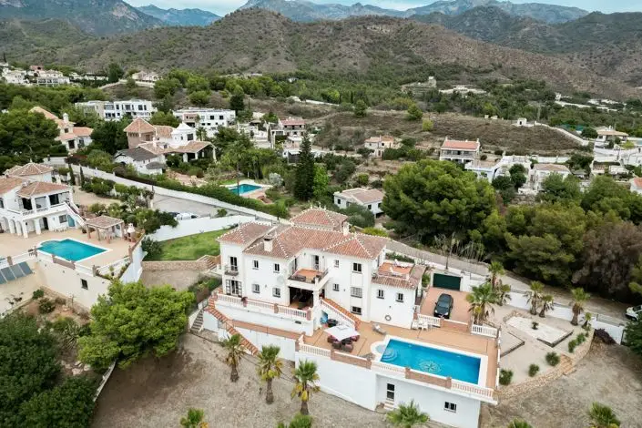 Villa de Lujo 5 Dormitorios en Venta Nerja