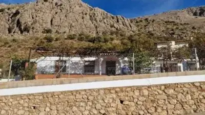 Chalet en Venta Periana: Propiedad Rural Urbana con Vistas