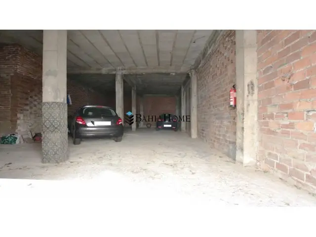 Garaje en Venta en Astillero Cantabria Ideal para Negocios