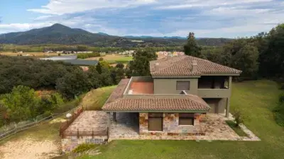 Chalet de Lujo en Bescanó con Jardín y Finca