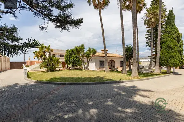 Villa de Lujo en Puntalón con Piscina y Gran Parcela