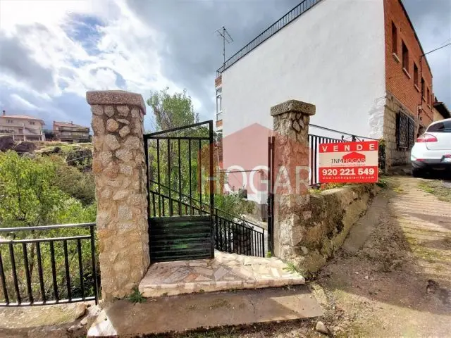 Casa con Patio en Burgohondo Avila