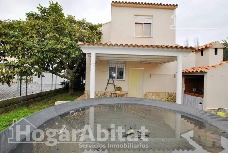 Chalet en venta en Oliva cerca del mar con garaje y terraza