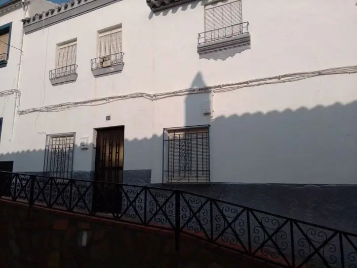 Casa de Pueblo con 5 Dormitorios en Martos