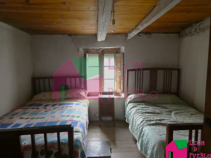Casa de Pueblo con Patio en Ribera del Río Porma