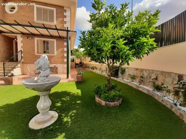 Chalet con Piscina en Malpartida de Caceres