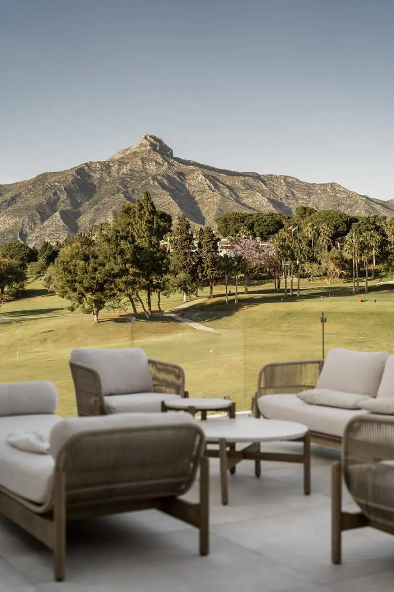 Adosado de Lujo en Nueva Andalucía con Vistas al Golf