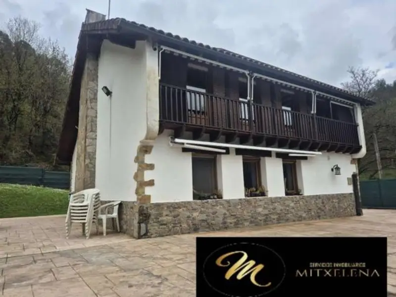 Chalet en Berango con 5 Dormitorios, 2 Baños, Garaje y 2000m2 de Parcela