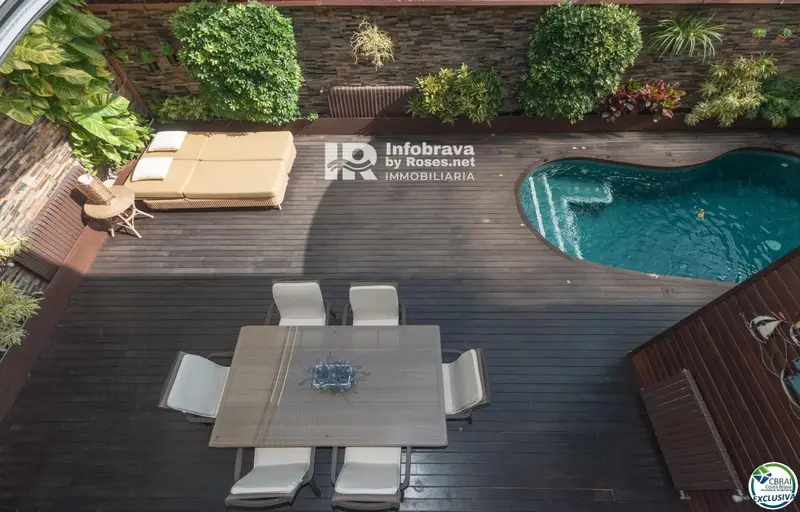 Chalet de Lujo en Roses con Piscina y Jardín