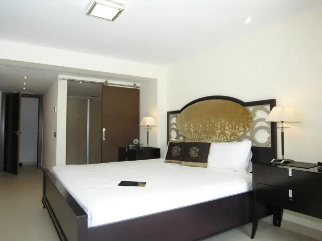 Villa Moderna 8 Dormitorios Marbella -  Lujo y Negocio