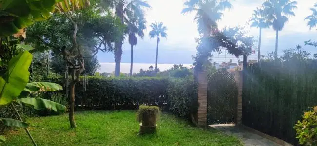 Adosada en Alcaidesa con Vistas al Mar y Jardin Privado
