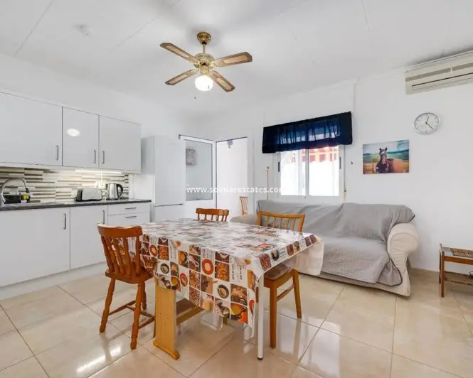 Bungalow en Venta Torrevieja 1 Dormitorio Reformado Amueblado