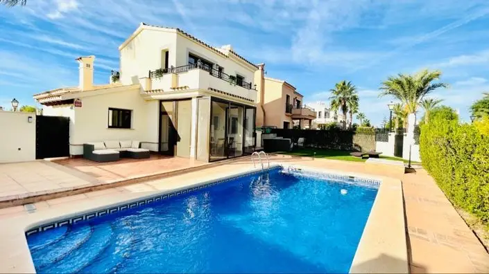 Villa 4 Dormitorios Reformada Piscina Privada Comunidad