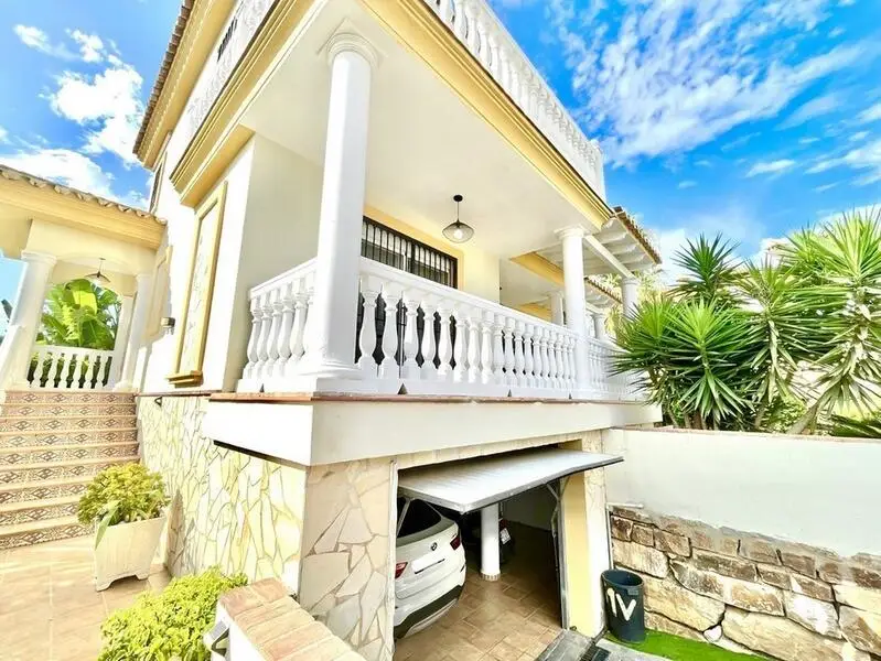 Villa de Lujo en Mijas Costa con Piscina Privada y Apartamento