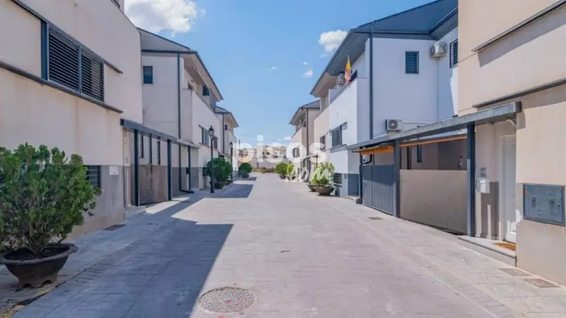 Chalet Adosado en Vegas del Genil: Moderno y Amplio