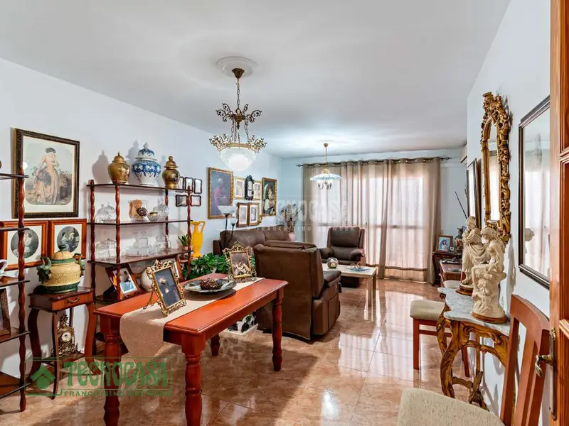 Casa en venta en Álora: 4 dormitorios, 2 baños, cochera y terraza