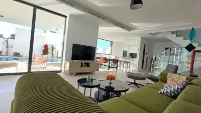 Chalet en Venta Centro 3 Dormitorios Piscina Nueva Construccion