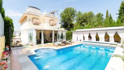 Chalet con Piscina y Placas Solares en Granada