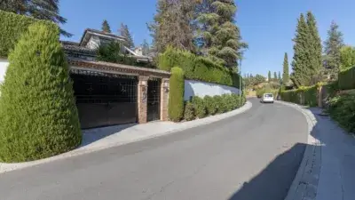 Chalet independiente con piscina y amplios jardines en Cortijo del Aire