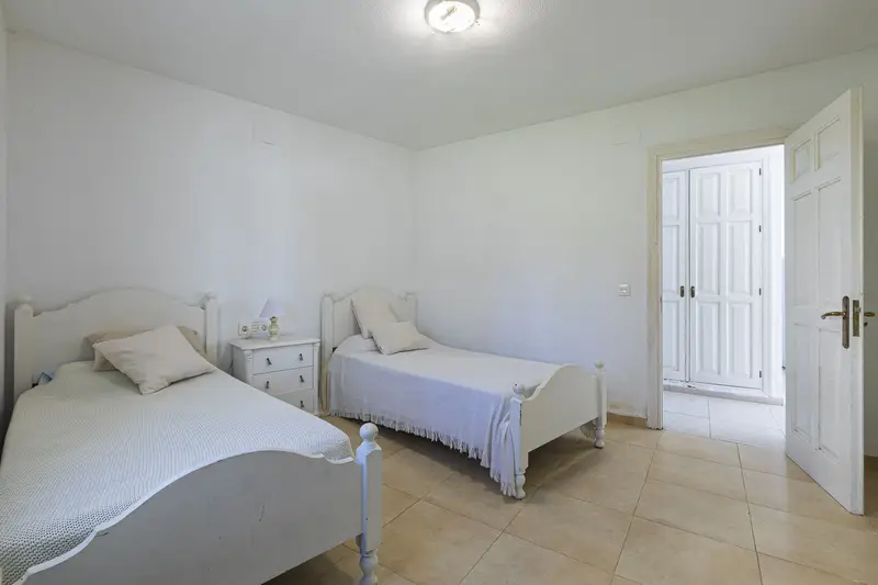 Apartamento en Calahonda con Vistas al Mar y Piscina