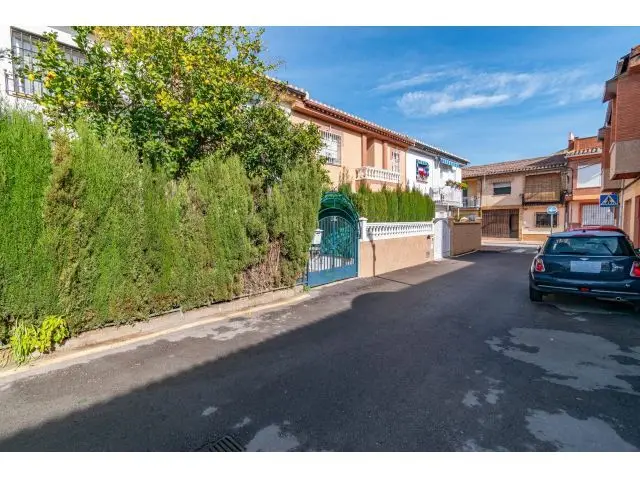 Casa en Armilla cerca del Metro con 5 dormitorios y Terraza