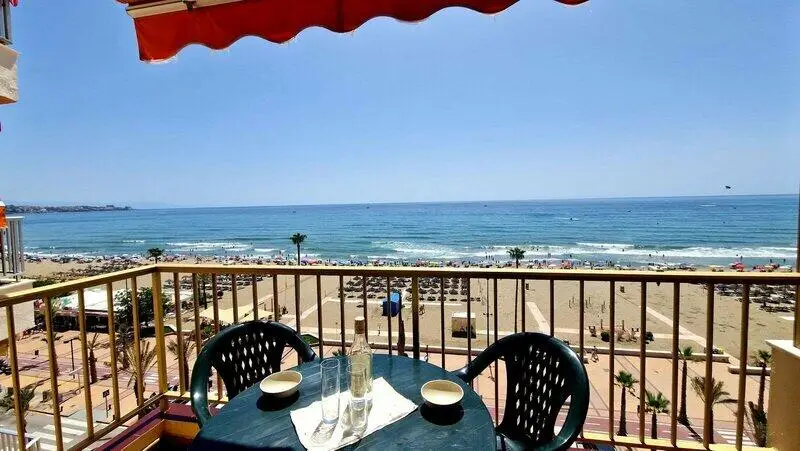 Apartamento en Los Boliches Primera Linea de Playa Reformado