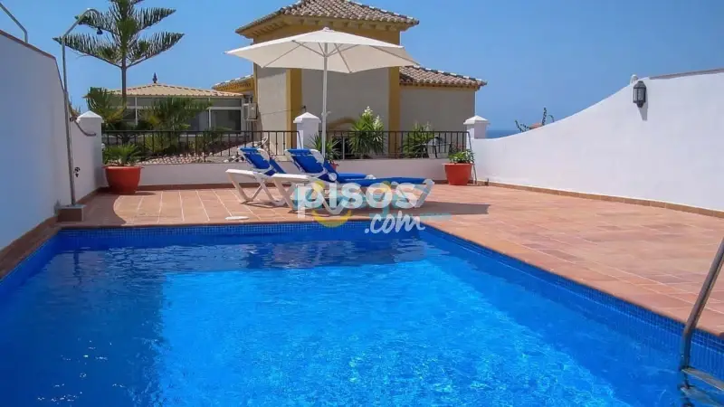 Casa en Alquiler Centro Nerja: Villa con Piscina Privada y Vistas al Mar