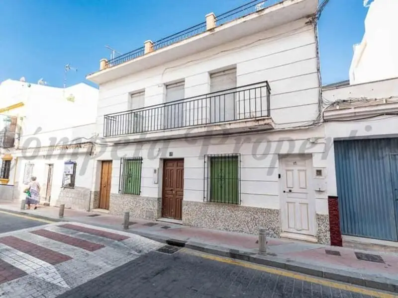 Casa de Pueblo con Gran Potencial en Nerja