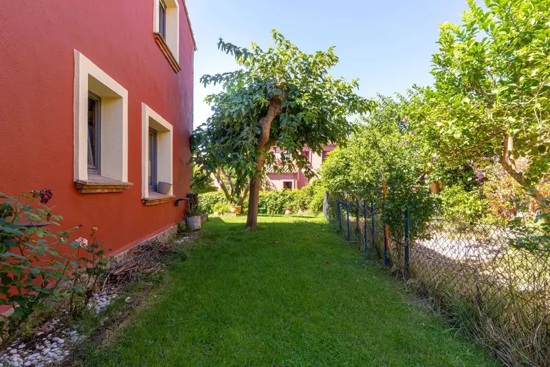 Pareado en Peralada Girona con Jardin y Piscina