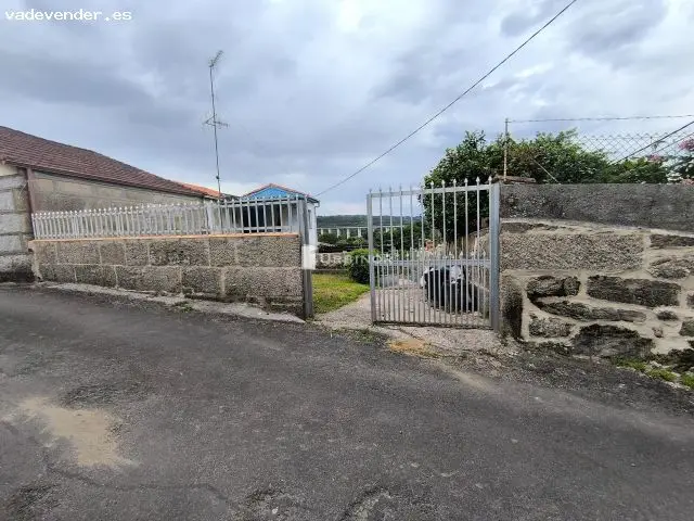 Casa Semireformada con Terreno en Amoeiro
