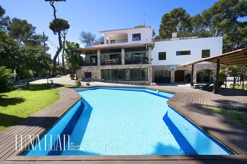 Villa de Lujo en Castelldefels con Vistas Panorámicas