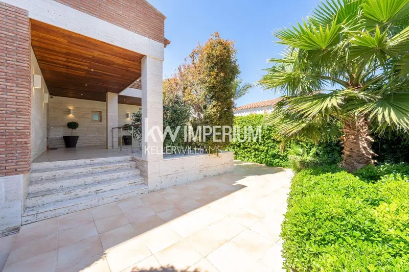 Chalet de Lujo en Vilafortuny con Piscina Interior y Exterior