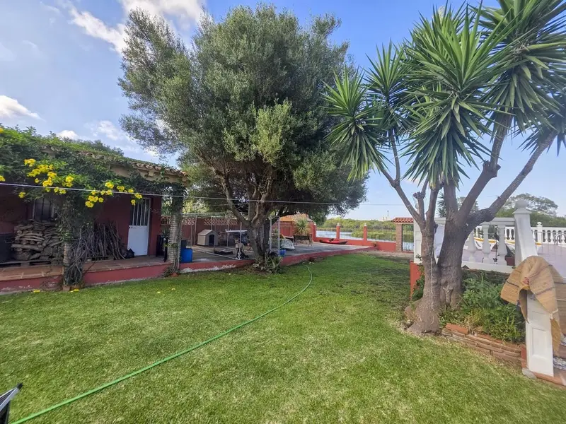 Chalet en Guadacorte Los Barrios Cadiz con piscina y acceso al rio