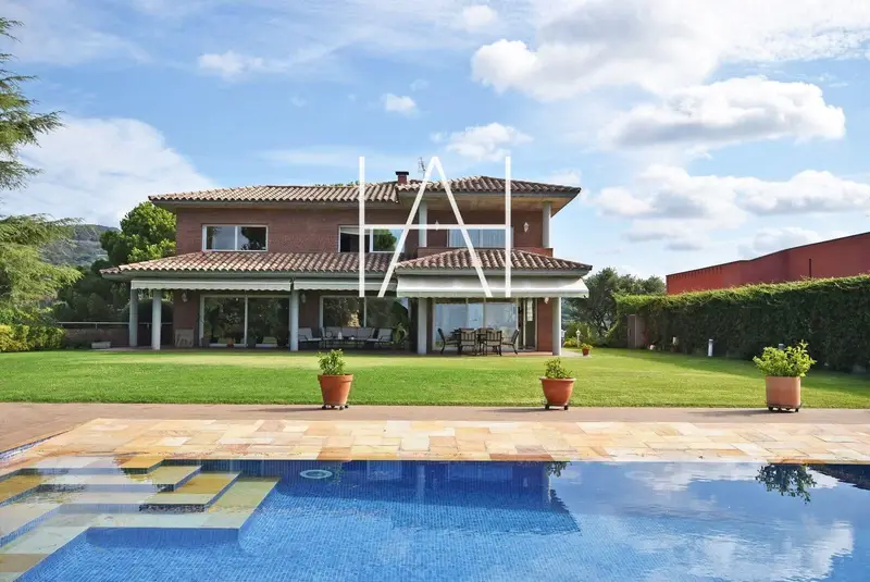 Chalet en Rocaferrera con vistas al mar y piscina