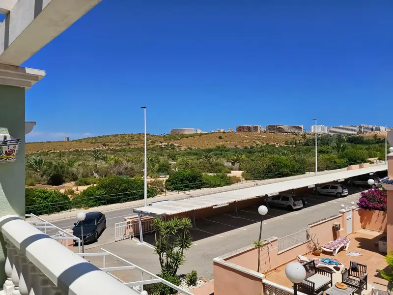 Bungalow en Gran Alacant con Piscina y Solarium Cerca de la Playa