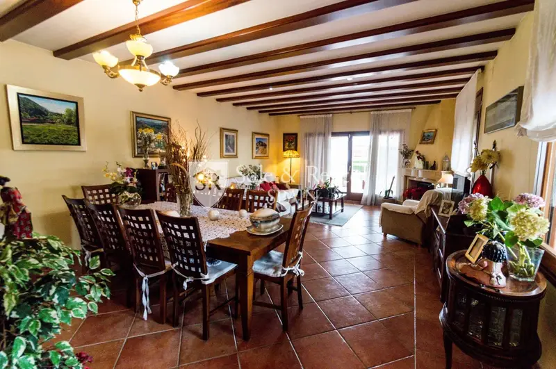 Chalet Rustico en Blanes con Piscina y Garaje Grande
