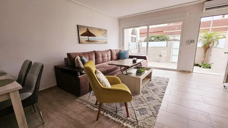 Duplex Reformado en La Siesta Torrevieja con Solarium y Vistas