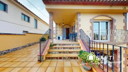 Casa Rustica con Energia Solar en L Escala Jardin Garaje